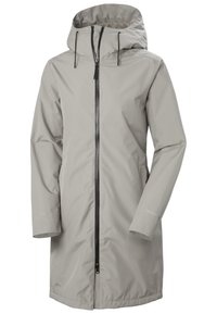 Abrigo impermeable de color gris claro con cremallera frontal, capucha ajustable y bolsillos laterales. Presenta una textura suave y detalles reflectantes en las mangas.