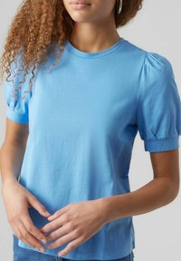 Vero Moda VMKERRY 2/4 O-NECK NOOS - Navadna majica - little boy blue