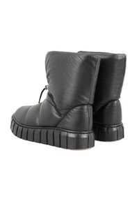 Zwarte gewatteerde enkelboots van textuurleer met een dikke, gegroefde rubberen zool en een ronde neus, met een veterluiting aan de voorkant.