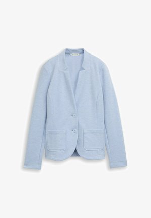 Veste blazer bleue claire pour femme avec col cranté, deux boutons à l'avant, manches longues et deux poches plaquées.