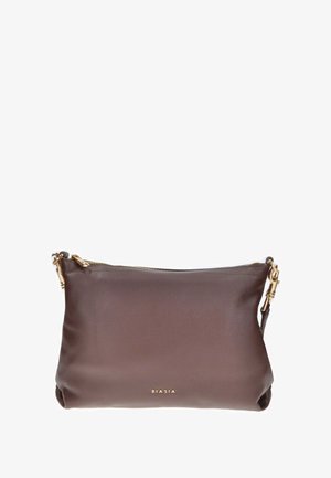 Bolso de mano de cuero marrón con una textura suave, cierre de cremallera y herrajes dorados. Presenta un logo sutil en la parte frontal y una correa desmontable.