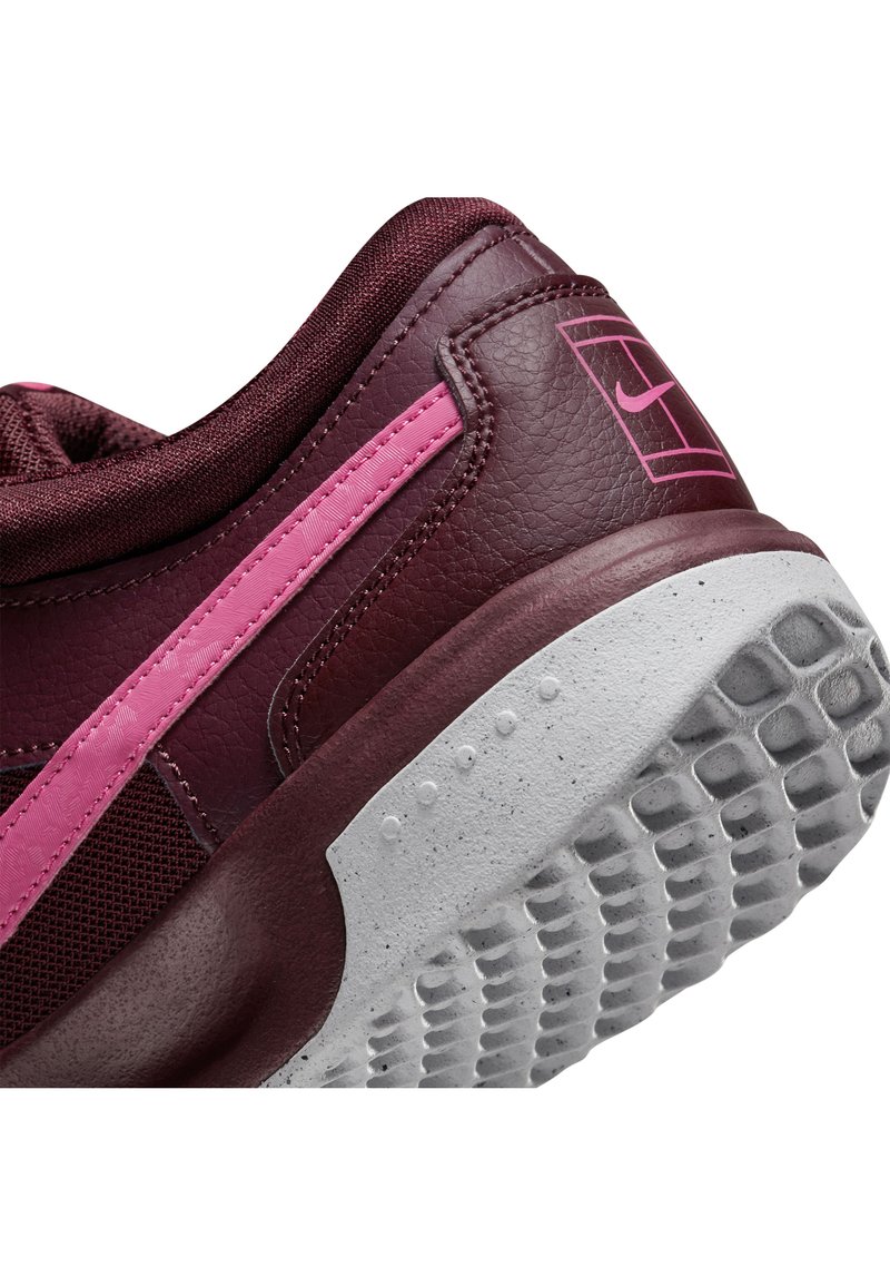 women's burgundy nike tennis shoes