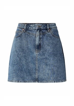 Jupe mini en denim bleu clair, avec une taille ajustée, deux poches avant et un ourlet tombant à mi-cuisse avec un bord légèrement effiloché.