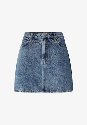 Jupe mini en denim bleu clair, avec une taille ajustée, deux poches avant et un ourlet tombant à mi-cuisse avec un bord légèrement effiloché.