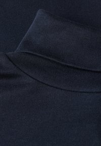 Dunkelblaues Rollkragenoberteil aus weichem Stoff, mit geripptem Kragen und glatter Textur, das Nähte und Stickdetails zeigt.