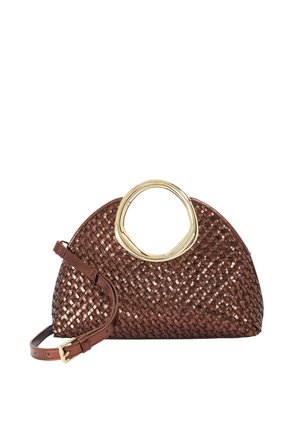 Sac à main en cuir tressé marron en forme de demi-lune avec poignées ovales métalliques dorées et bandoulière ajustable avec boucle dorée sur fond blanc.