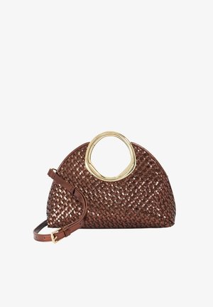 Sac à main en cuir tressé marron en forme de demi-lune avec poignées ovales métalliques dorées et bandoulière ajustable avec boucle dorée sur fond blanc.
