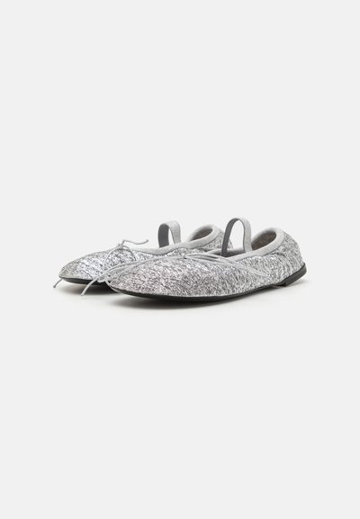 Pantofi slip-on texturati argintii cu varfuri rotunjite si sireturi decorative. Prezinta bucle elastice la calcai pentru o purtare usoara, cu o talpa neagra plata.