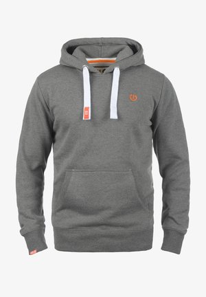 Grå hettegenser med hvite snorer og en frontlomme. Har et oransje logo på brystet og et rødt merke på ermet.