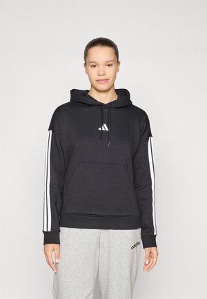 Črn hoodie z belim adidas logotipom na prsih, belimi stranskimi črtami in sprednjim žepom. Gladka tekstura, sproščen kroj in kapuca z vrvico.