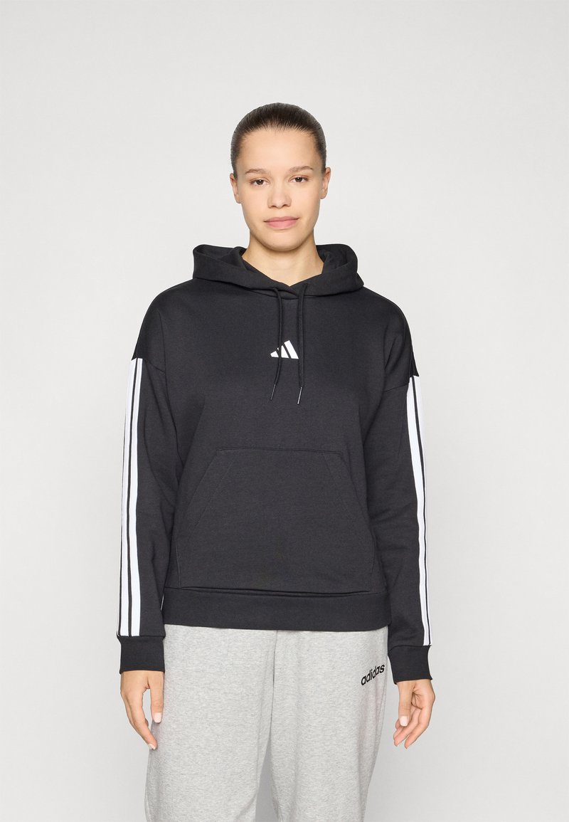 Moletom preto com logo branco da adidas no peito, riscas brancas nas laterais e um bolso frontal. Textura suave, ajuste relaxado e capuz com cordão.