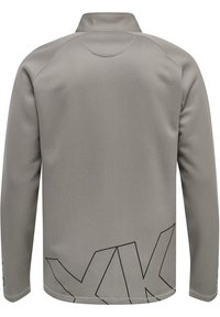 Chaqueta gris de manga larga con un alto cuello, que presenta un patrón geométrico negro en la parte baja de la espalda y una tela suave y texturizada.