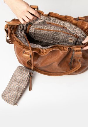 Borsa a mano in pelle marrone con parte superiore arricciata, fodera in tessuto a fantasia, numerose tasche interne e una pochette rimovibile coordinata.