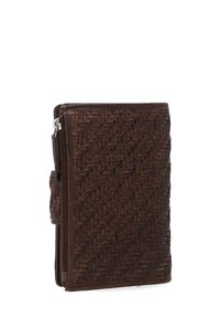 Portefeuille tressé marron, forme rectangulaire, bordure en cuir, fermeture éclair, surface texturée avec un motif chevron, design compact.