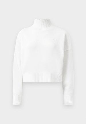 Wit coltrui met een ribgebreide kraag en mouwen, cropped ontwerp, met een subtiele gebreide textuur en een klein logo op de borst.