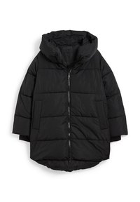 Czarna ocieplana kurtka z kapturem, przednim zamkiem błyskawicznym i bocznymi kieszeniami. Tkanina wydaje się gładka z poziomymi wzorami szwów.