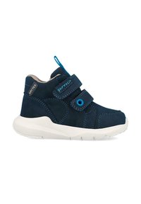 Zapatillas altas para niños en azul marino con suela blanca, dos tiras de velcro, costuras azules y un lazo en la parte trasera.