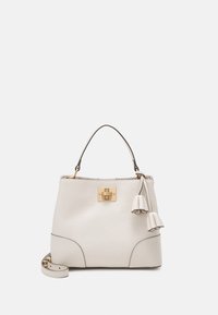 Vit texturerad läderhandväska med ett guld fyrkantigt spänne, kort handtag och avtagbar lång rem. Har dekorativa tofsar.