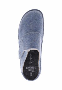 Grijsblauwe vilten instapschoen met verstelbare band, ronde neus en een zachte, gestructureerde oppervlakte. Het binnenlabel zegt "Fina Comfort, 70% wol."