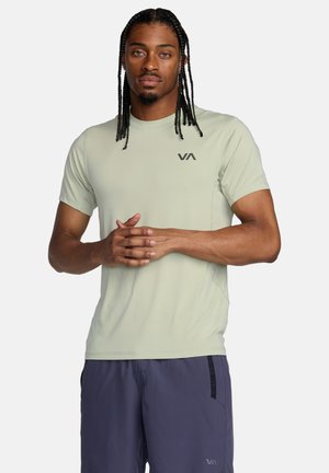 Hellegrünes Sportshirt mit kurzen Ärmeln, Rundhalsausschnitt und seitlichen Akzenten. Besitzt ein kleines schwarzes Logo auf der Brust.