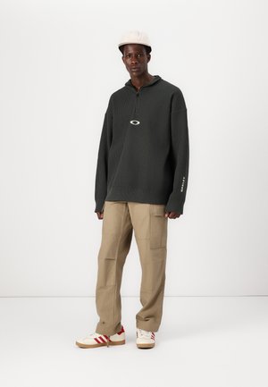 Rank 2: Oakley - NEW RETRO SWEATER - Jumper