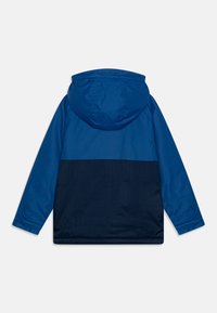 Blauer Kapuzenjacke mit einem zweifarbigen Design; der obere Teil ist hellblau, der untere Teil dunkelblau. Sie verfügt über lange Ärmel und einen strukturierten Stoff.