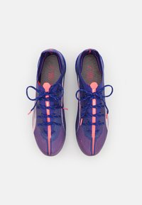 Paarse sportschoenen met een bovenkant van mesh, accentueert in roze, met een gestructureerd ontwerp, ronde veters en een gevoerde inlegzool.