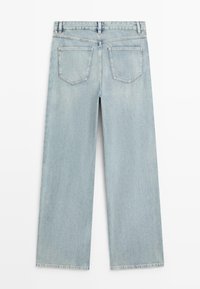 Lichtblauwe spijkerbroek met een rechte pijp, twee achterzakken en riemlussen, gezien van de achterkant.