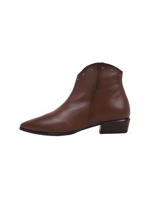 Bota de cuero marrón hasta el tobillo con tacón bajo de bloque, punta puntiaguda y pequeños remaches metálicos cerca del borde superior sobre un fondo blanco.