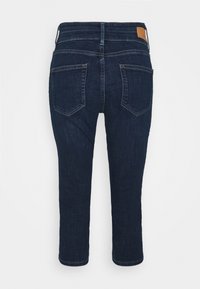 Tumman sävyiset cropped-farkut, joissa on istuva vyötärö, kaksi takataskua ja suorakulmainen ruskea nahkaletku. Siisti ompelu ilman näkyvää metalliosaa.