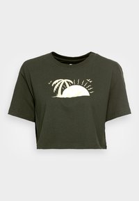 Tummanvihreä lyhythihainen t-paita, joka on valmistettu puuvillasta ja siinä on pyöreä kaula-aukko. Edessä on keltainen grafiikka, jossa on auringonlasku, palmu ja lintuja.