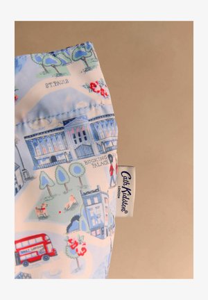 Płócienna torba z jasnoniebieskim wzorem przedstawiającym zabytki, drzewa i kwiaty. Po boku znajduje się metka Cath Kidston.