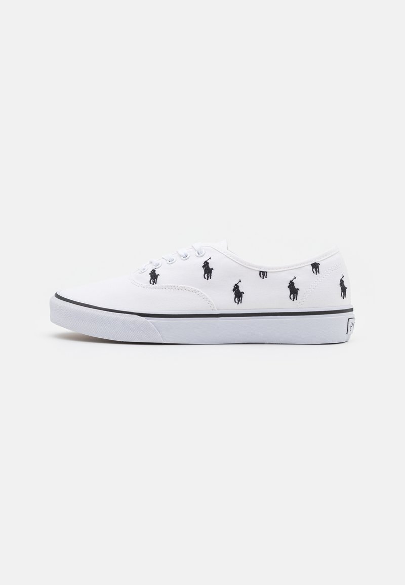Baskets basses blanches avec logos de cavalier noir, lacets blancs et semelle blanche avec une fine bande noire.