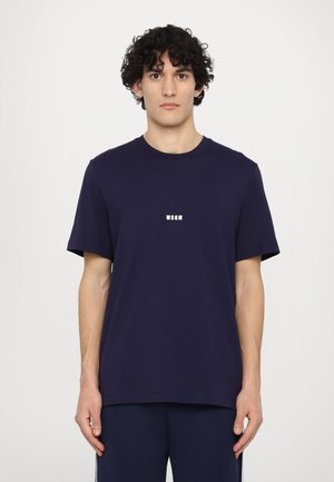 T-shirt in cotone blu navy con maniche corte e colletto a girocollo, dotato di un piccolo logo bianco "MSGM" posizionato centralmente sul petto.