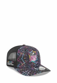 Schwarze Kappe mit mehrfarbigem Spritzmuster, ausgestattet mit einem gestickten NFL-Logo und einem Netzrücken, inklusive einem "Crucial Catch"-Akzentetikett.