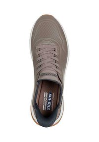 Baskets décontractées légères de couleur marron clair avec un matériau perforé, un laçage décoratif, un col rembourré et une semelle en caoutchouc. Comprend une étiquette de semelle intérieure texturée.