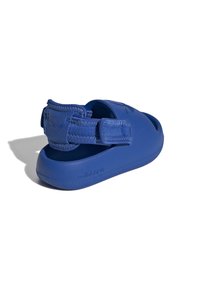 adidas Originals ADIFOM ADILETTE KIDS - Matalakantaiset pistokkaat - blueblueblue