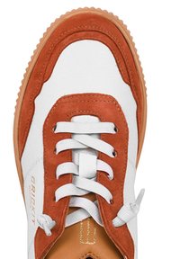 Sneaker bianca in pelle con accenti in camoscio ruggine, suola tan testurizzata, lacci bianchi e logo ricamato sul lato.