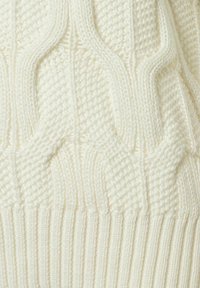 Cremfarbener Strickstoff mit erhabenen Zopfmuster und gerippter Textur. Weicher, texturierter Look mit variierenden Strickstichen.