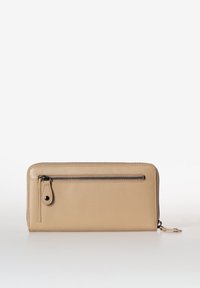 Portafoglio in pelle beige con una texture liscia, chiusura con zip e una tasca esterna con zip. Presenta cuciture sottili e dettagli in metallo nero.