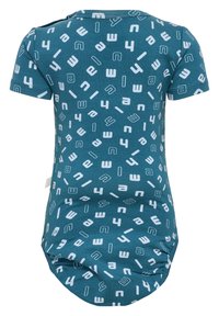 Kortärmad body i teal tyg med ett blandat mönster av vita bokstäver och siffror. Rundad halsringning och tryckknappar i botten.