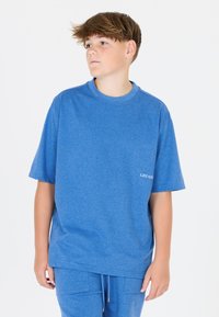 Blå kortærmet t-shirt i blødt, let stof med rund halsudskæring og et lille hvidt logo på venstre side.