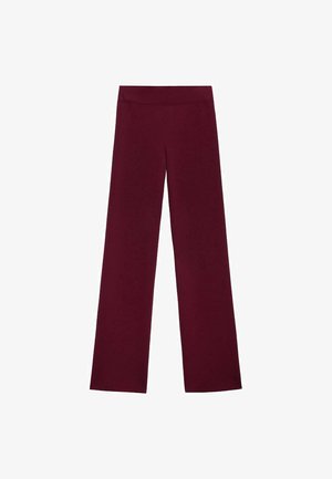 Burgundowe spodnie w stylu wide-leg z wysokim stanem i płaskim paskiem, wykonane z gładkiego materiału, prezentowane na białym tle.