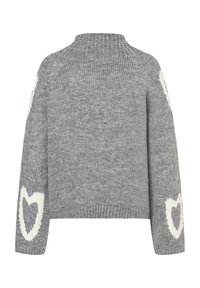 Grauer Strickpullover mit geripptem Kragen und weißen Herzmustern an jedem Ärmel. Weicher Stoff, lockere Passform und lange Ärmel.
