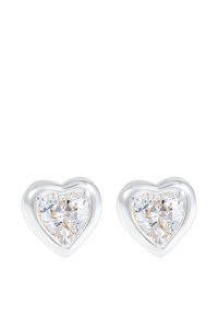 Orecchini a forma di cuore con pietre trasparenti sfaccettate incastonate in un metallo argentato lucido. Presentano bordi lisci e quattro dettagli a griffe.