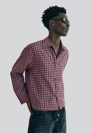 Bershka, LONG SLEEVE CHECK WITH CLASP - SHIRT - Camicia - bordeaux