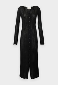 Dlhý čierny pletený kardiganový šaty s výstrihom do V, dlhými rukávmi, zapínaním na gombíky a zložitým čipkovým vzorom po celom obvode.