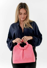Borsa a tracolla sintetica rosa con manico arricciato e corpo strutturato, caratterizzata da una texture liscia e un design minimalista.