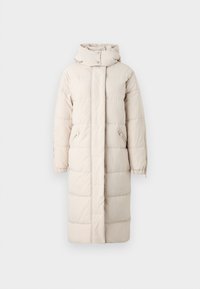Manteau long matelassé en beige clair, avec un col montant, des poches latérales zippées et des poignets élastiques pour un ajustement confortable.