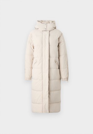 Μακρύ παλτό με γέμισμα σε ανοιχτό μπεζ χρώμα, που διαθέτει ψηλό γιακά, τσέπες με φερμουάρ στις πλευρές και ελαστικές μανσέτες για άψογη εφαρμογή.